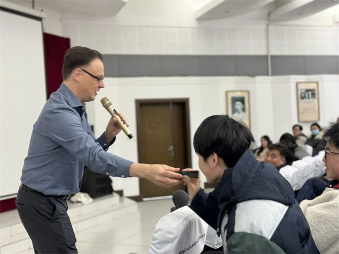 加拿大高贵林教育局莅临访问中加枫华国际学校