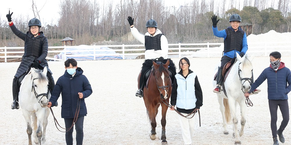 這生命正值春光 讓我們騎上駿馬 別錯過年輕的瘋狂