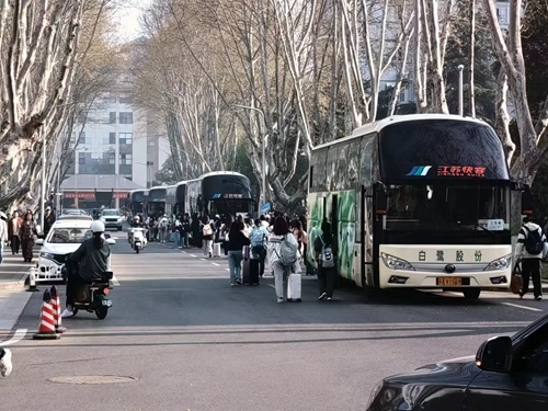 主動求變，奮戰(zhàn)春季包車忙