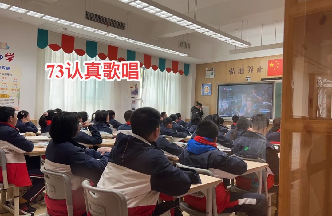 自导自演  初中部学生举办“励志歌会”，歌唱春天