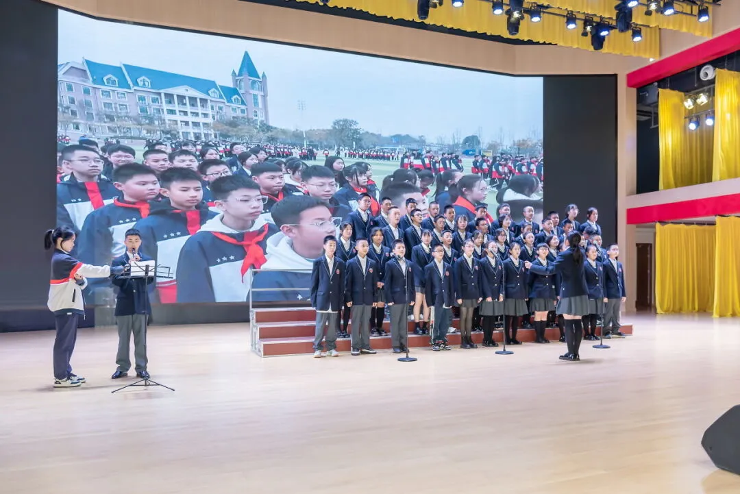 自导自演  初中部学生举办“励志歌会”，歌唱春天