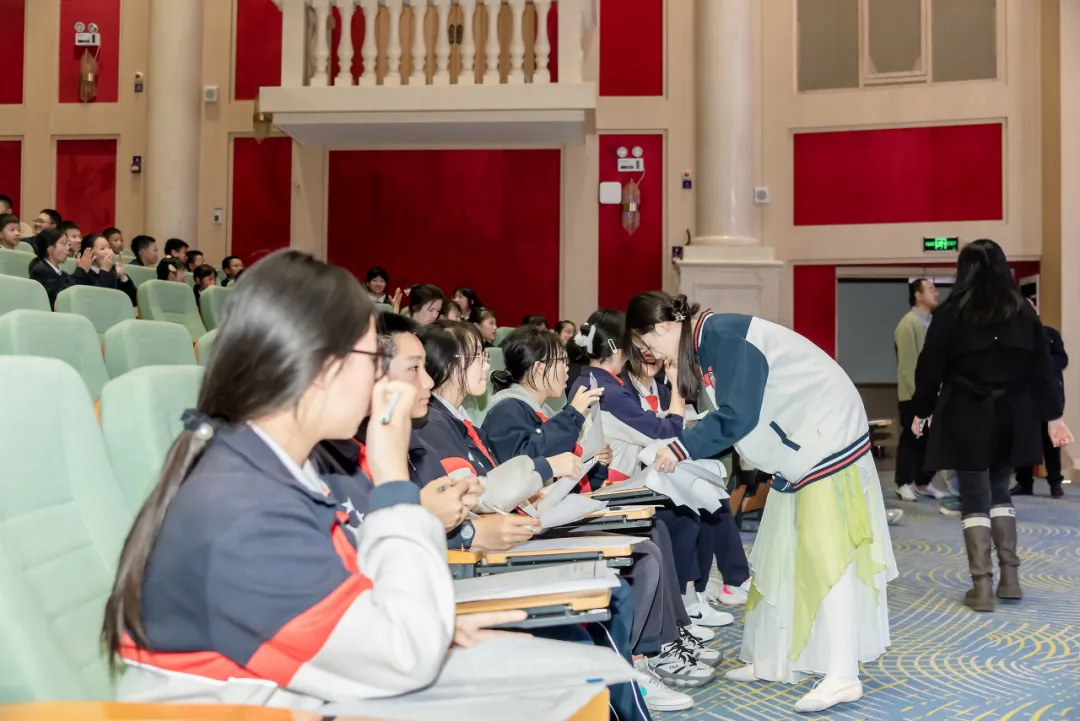 自导自演  初中部学生举办“励志歌会”，歌唱春天