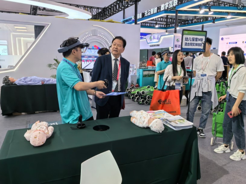 高博会 | 利君成携MR/AR/VR、中餐AI智能摆台虚拟仿真教学设备精彩亮相！