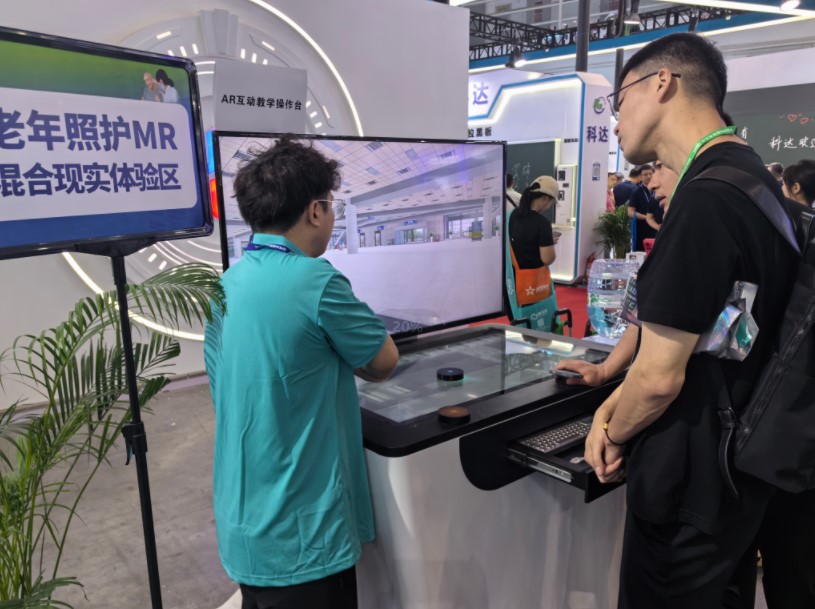 高博会 | 利君成携MR/AR/VR、中餐AI智能摆台虚拟仿真教学设备精彩亮相！