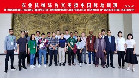 省蚕桑体系专家在农业机械综合实用技术国际培训班上授课 省蚕桑体系专家在农业机械综合实用技术国际培训班上授课