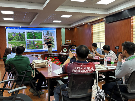省蚕桑体系专家在农业机械综合实用技术国际培训班上授课 省蚕桑体系专家在农业机械综合实用技术国际培训班上授课