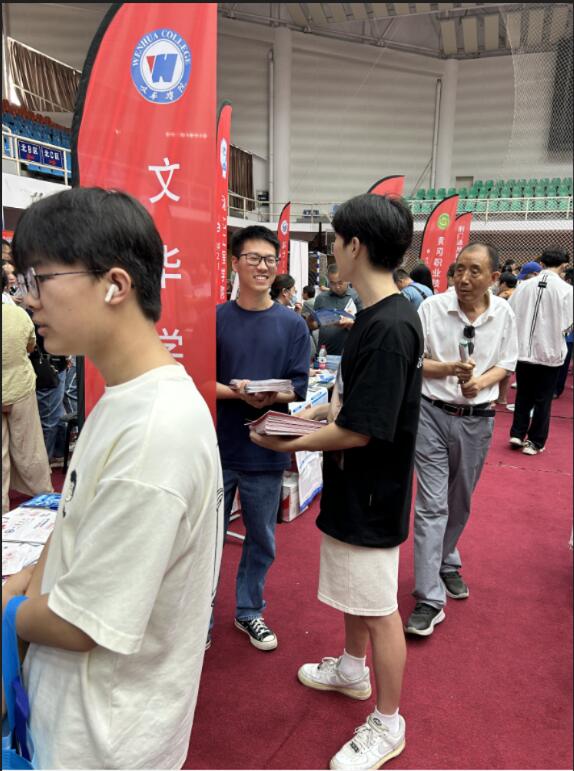校长陈奎生慰问看望一线招生宣传人员 校长陈奎生慰问看望一线招生宣传人员