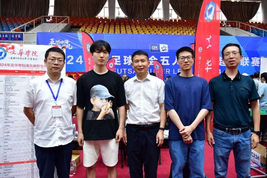 校长陈奎生慰问看望一线招生宣传人员 校长陈奎生慰问看望一线招生宣传人员