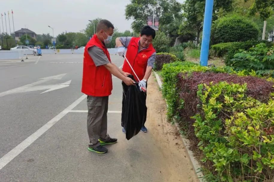 集团济南市场组织工作人员、市场业主代表、党员代表、义务消防员共同清理外围环境卫生