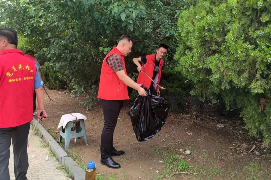 集团济南市场组织工作人员、市场业主代表、党员代表、义务消防员共同清理外围环境卫生