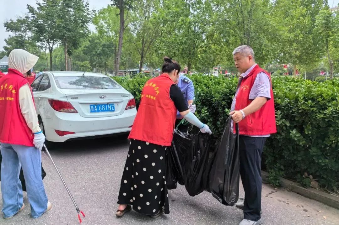 集团济南市场组织工作人员、市场业主代表、党员代表、义务消防员共同清理外围环境卫生