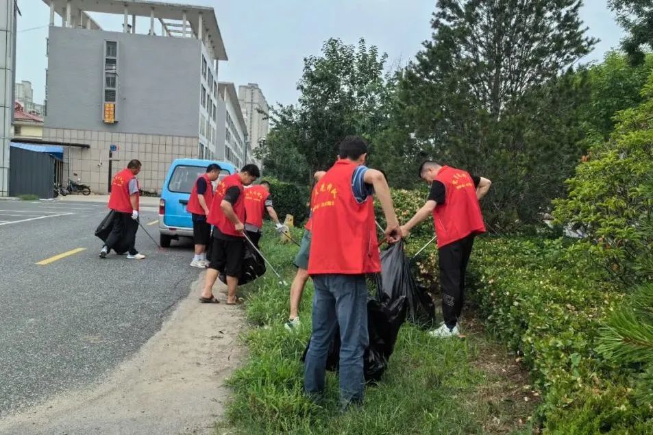 集团济南市场组织工作人员、市场业主代表、党员代表、义务消防员共同清理外围环境卫生