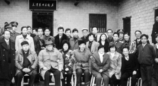 76年毛主席病重，躺在病床上含泪嘱咐李敏：有件事你要帮我去办