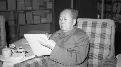 76年毛主席病重，躺在病床上含泪嘱咐李敏：有件事你要帮我去办