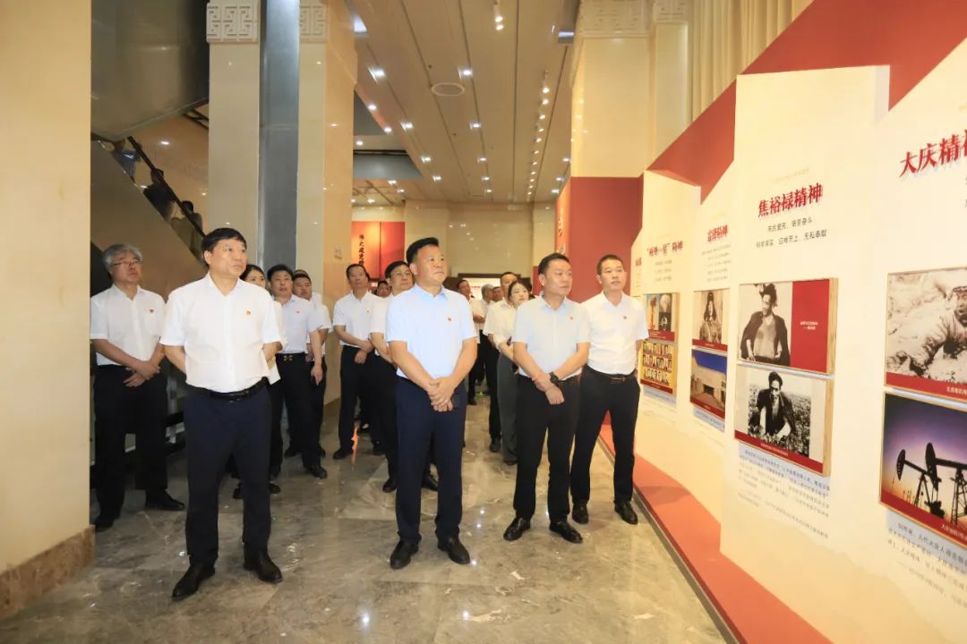 学纪正风强党性 知规践行当先锋——华体平台_华体(中国)党纪学习教育主题党日活动纪实