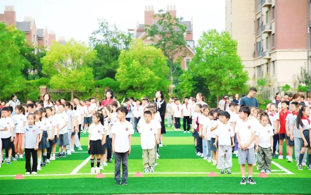 开学第一课：多家官媒直播报道 枫叶小熊全国首秀