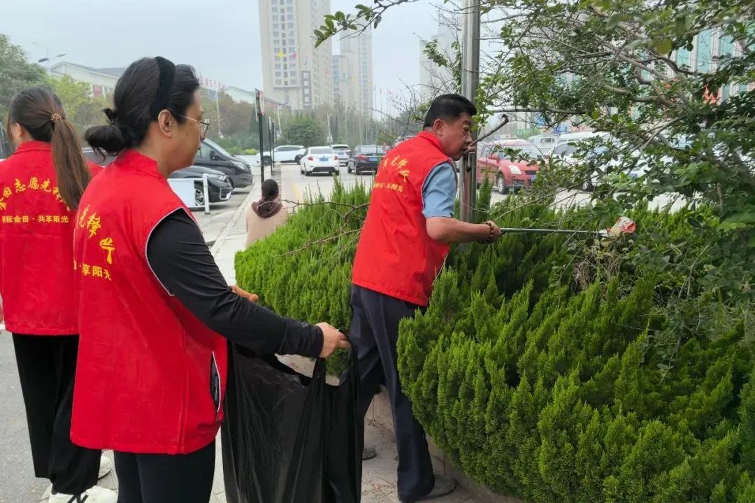 集团济南市场开展外围环境卫生清理活动