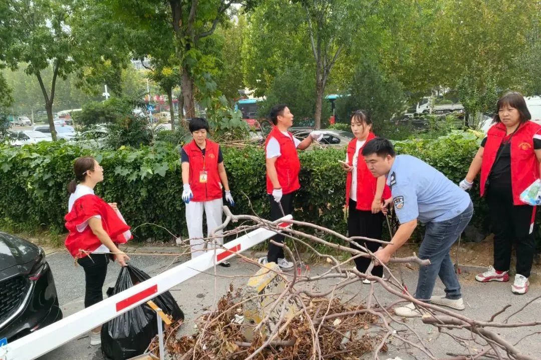 集团济南市场开展外围环境卫生清理活动