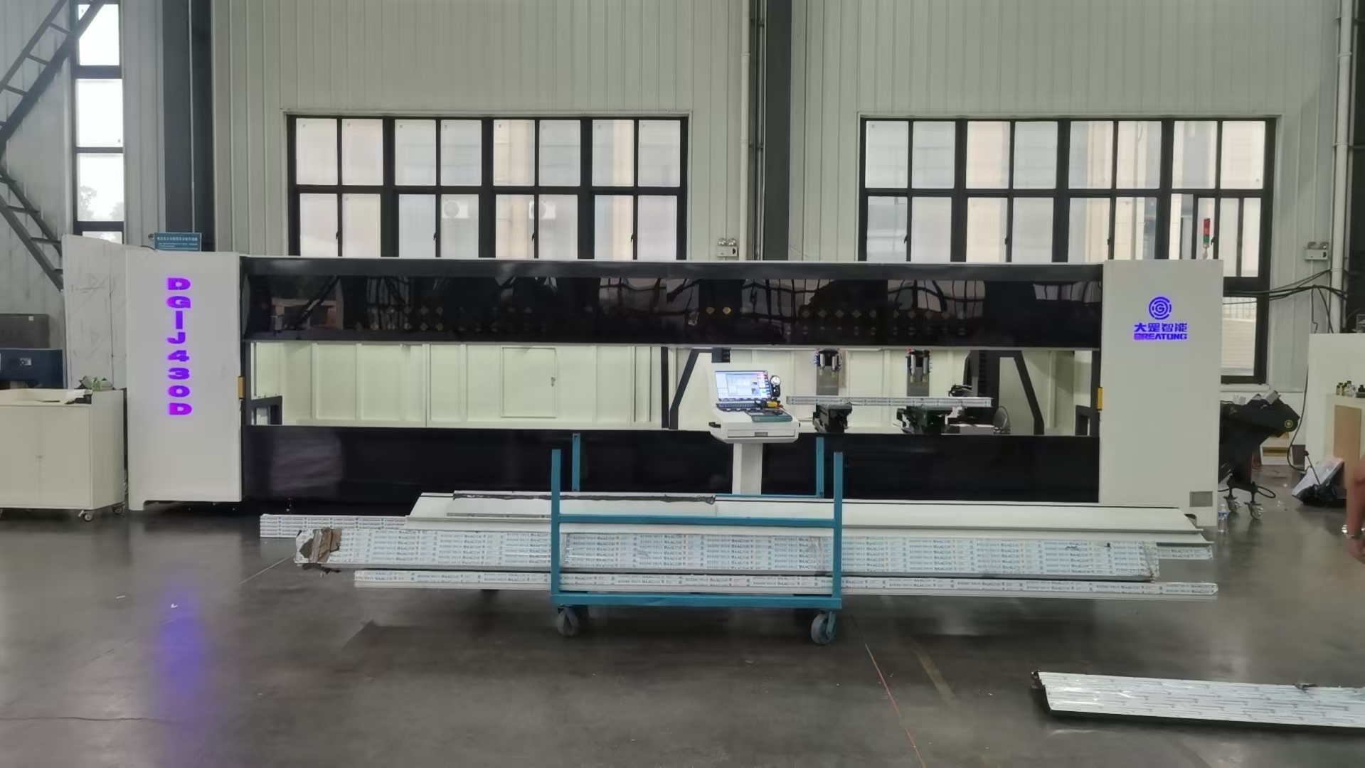 新品登场,共赢未来 -------上海金冠幕墙海宁基地产线升级暨大罡智能新品推荐会 新品登场,共赢未来 -------上海金冠幕墙海宁基地产线升级暨大罡智能新品推荐会