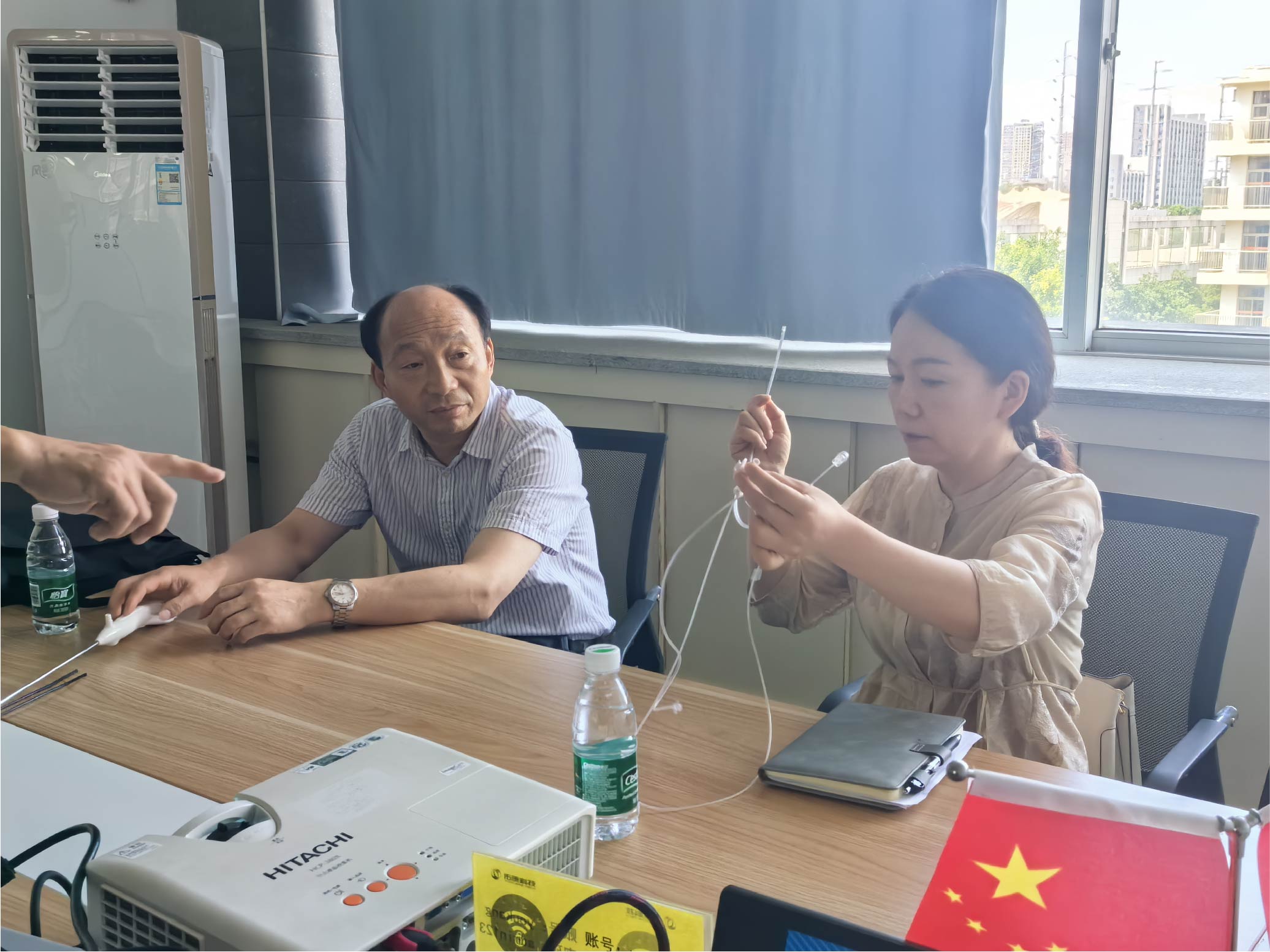 The deputy director of the Hubei Provincial Drug Administration, Gong Yongbin, and a group of leader