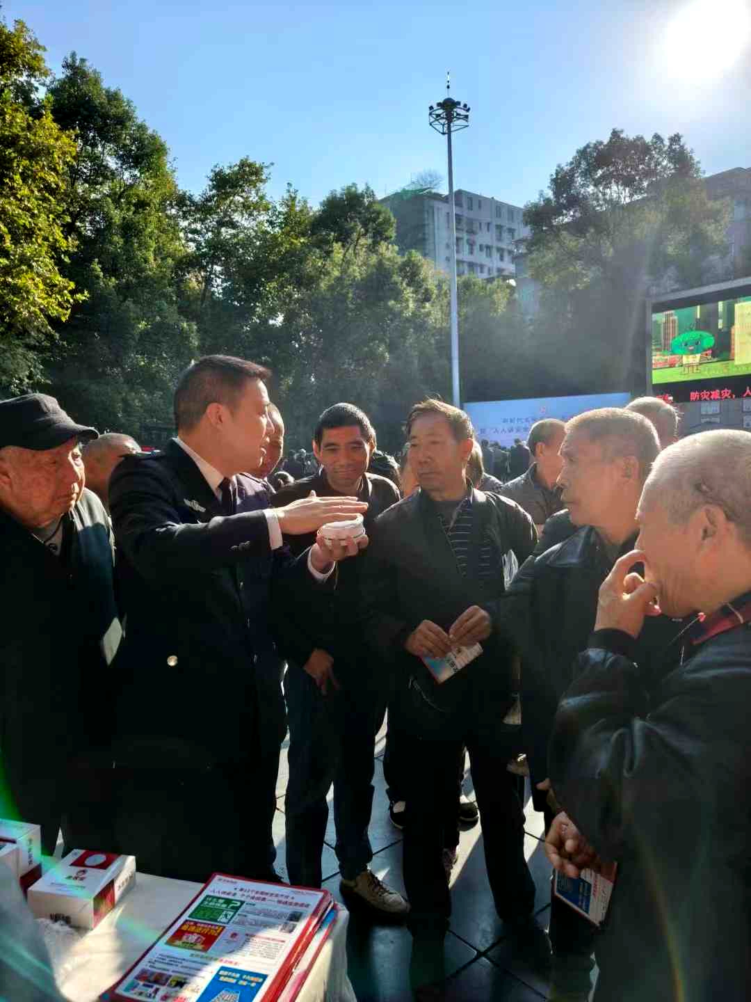 黔江分中心助力新時代文明實踐“趕場天”暨“人人講安全·個個會應急”活動