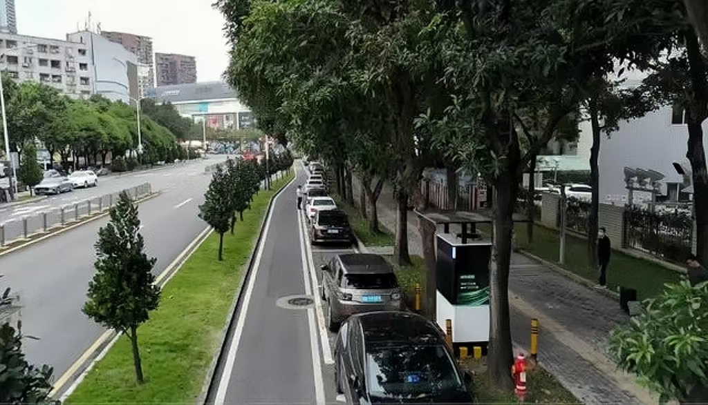 深圳首座路侧超充站试运营,3分钟续航150公里 深圳首座路侧超充站试运营,3分钟续航150公里