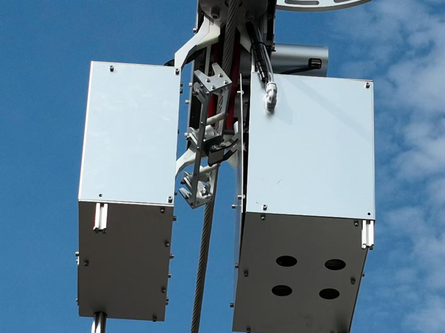 輸電線路除冰機(jī)器人(K5001) 輸電線路除冰機(jī)器人(K5001)