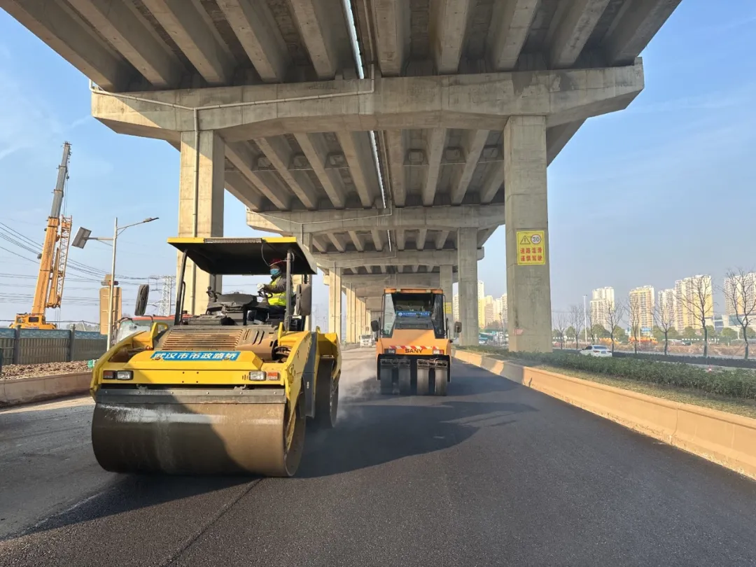 高新八路項(xiàng)目瀝青混凝土面層正式鋪筑！