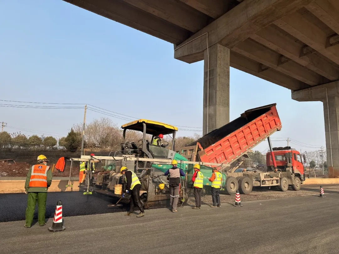 高新八路項(xiàng)目瀝青混凝土面層正式鋪筑！