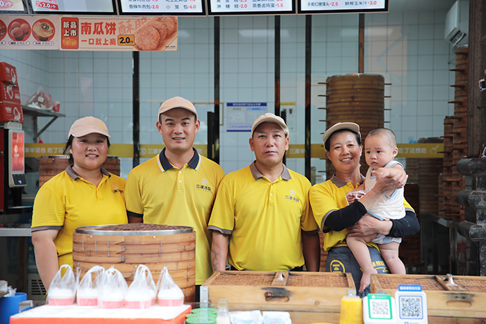 在抖音上刷到福建三津，一家五口过来开店