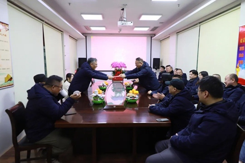集團(tuán)領(lǐng)導(dǎo)到各基層單位新春團(tuán)拜 集團(tuán)領(lǐng)導(dǎo)到各基層單位新春團(tuán)拜