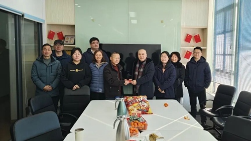 集團(tuán)領(lǐng)導(dǎo)到各基層單位新春團(tuán)拜 集團(tuán)領(lǐng)導(dǎo)到各基層單位新春團(tuán)拜