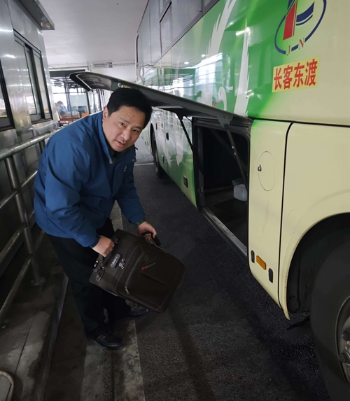 暖心司机驱车十余公里送回身份证,善举获赞! 暖心司机驱车十余公里送回身份证,善举获赞!