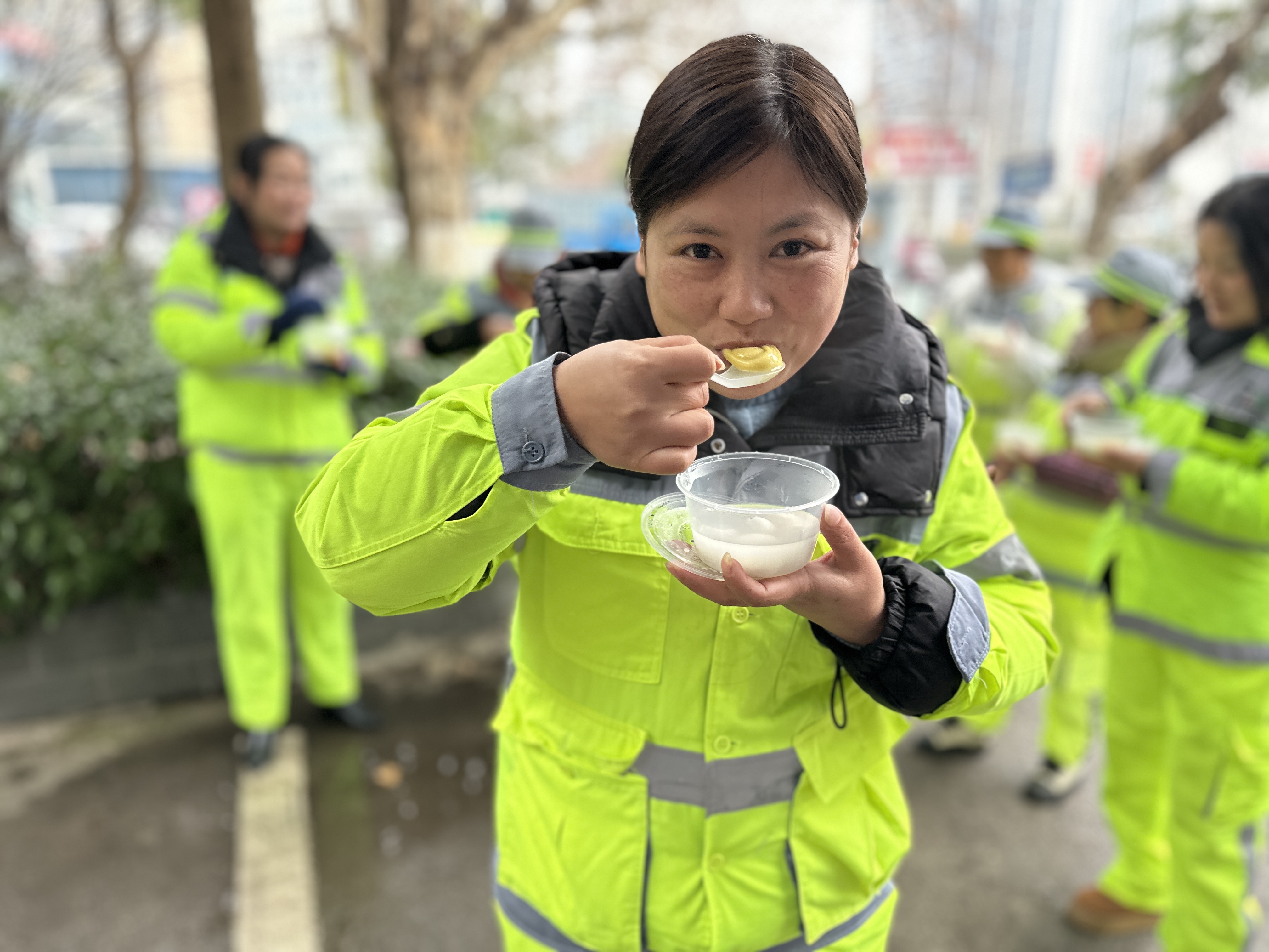 情聚元宵节 温暖环卫人——九江玉禾田智慧城市运营管理有限公司举办送汤圆活动