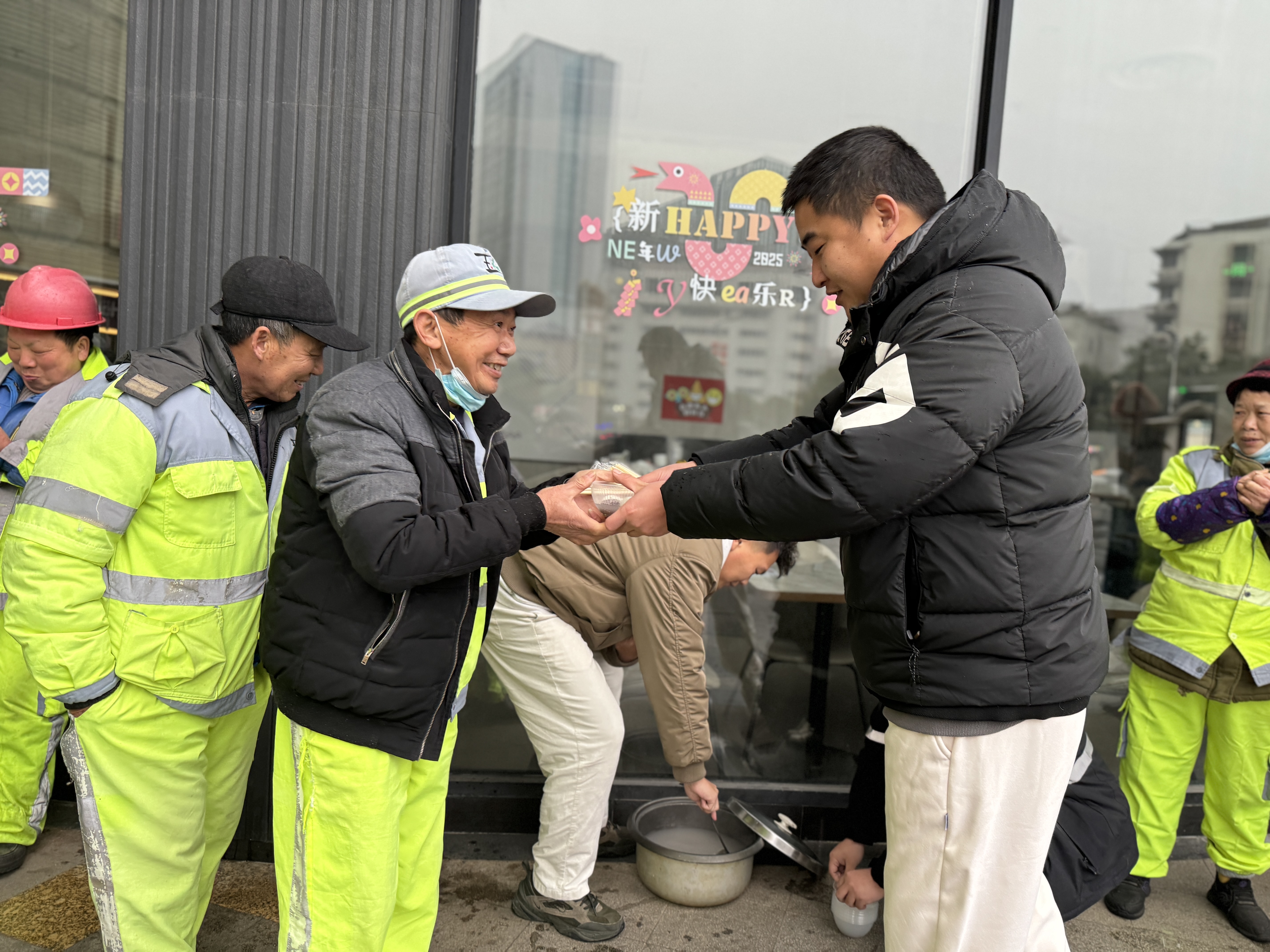 情聚元宵节 温暖环卫人——九江玉禾田智慧城市运营管理有限公司举办送汤圆活动