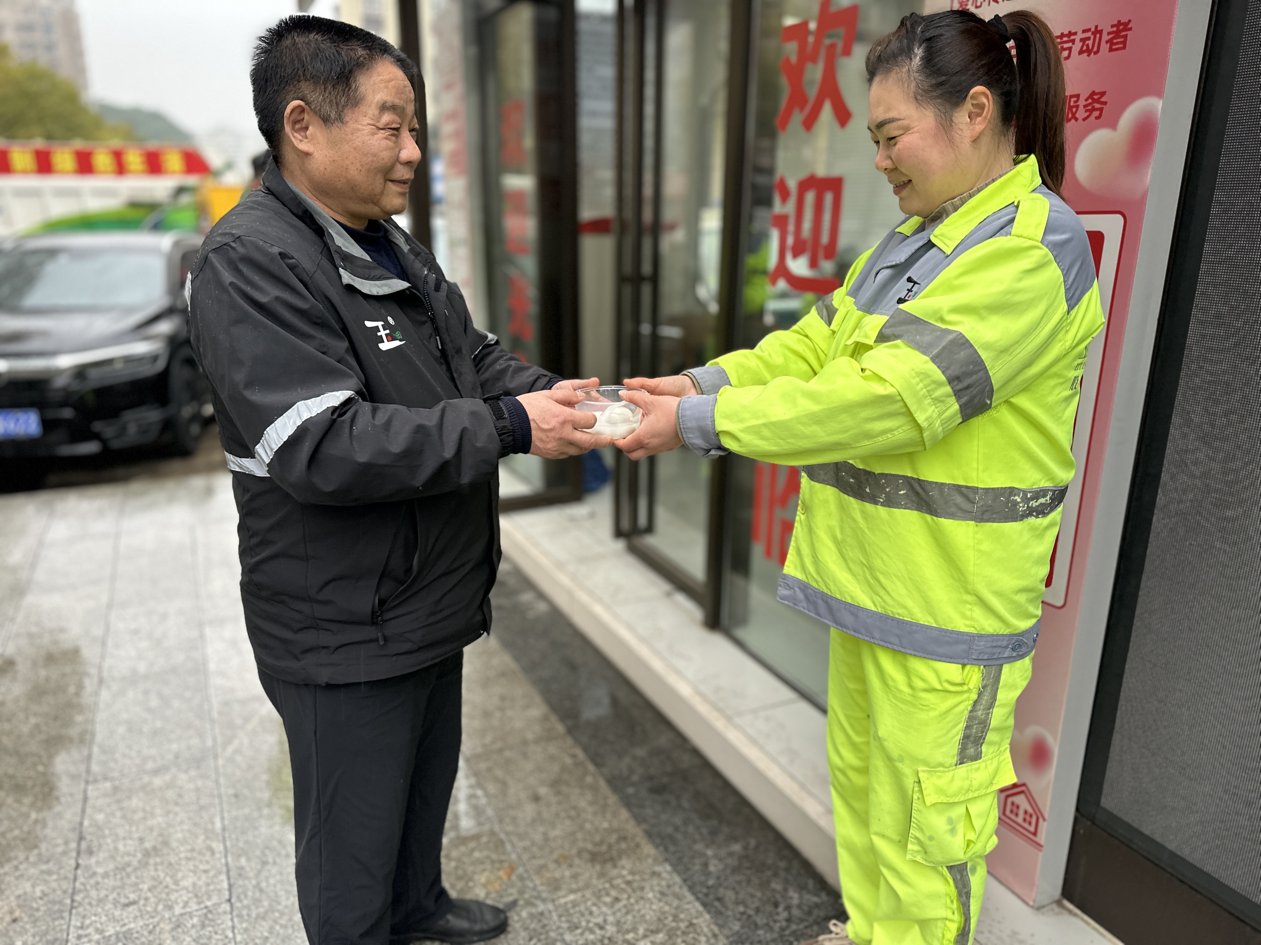 情聚元宵节 温暖环卫人——九江玉禾田智慧城市运营管理有限公司举办送汤圆活动