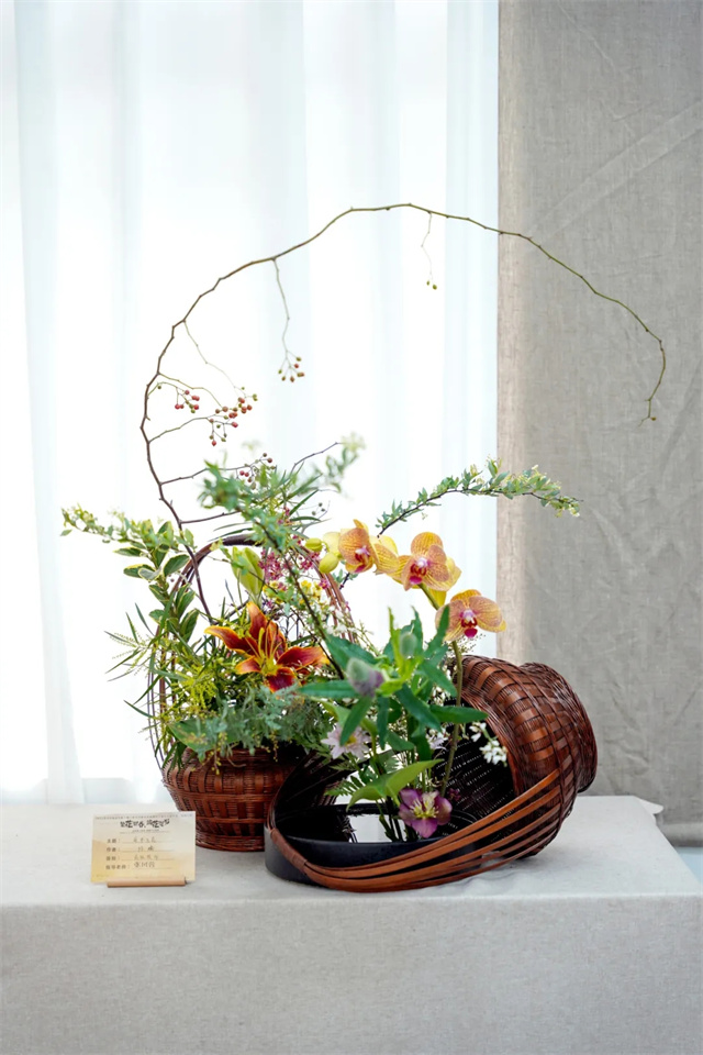 融入王維詩意,百余件清泉般靈動的插花作品亮相成都,備受年輕人青睞 融入王維詩意,百余件清泉般靈動的插花作品亮相成都,備受年輕人青睞