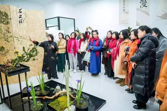 融入王維詩意,百余件清泉般靈動的插花作品亮相成都,備受年輕人青睞 融入王維詩意,百余件清泉般靈動的插花作品亮相成都,備受年輕人青睞