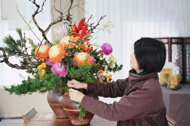 融入王維詩意,百余件清泉般靈動的插花作品亮相成都,備受年輕人青睞 融入王維詩意,百余件清泉般靈動的插花作品亮相成都,備受年輕人青睞