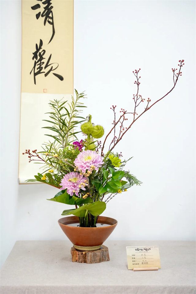 融入王維詩意,百余件清泉般靈動的插花作品亮相成都,備受年輕人青睞 融入王維詩意,百余件清泉般靈動的插花作品亮相成都,備受年輕人青睞