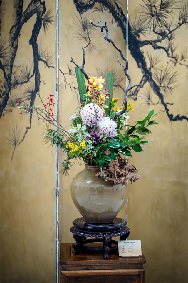融入王維詩意,百余件清泉般靈動的插花作品亮相成都,備受年輕人青睞 融入王維詩意,百余件清泉般靈動的插花作品亮相成都,備受年輕人青睞