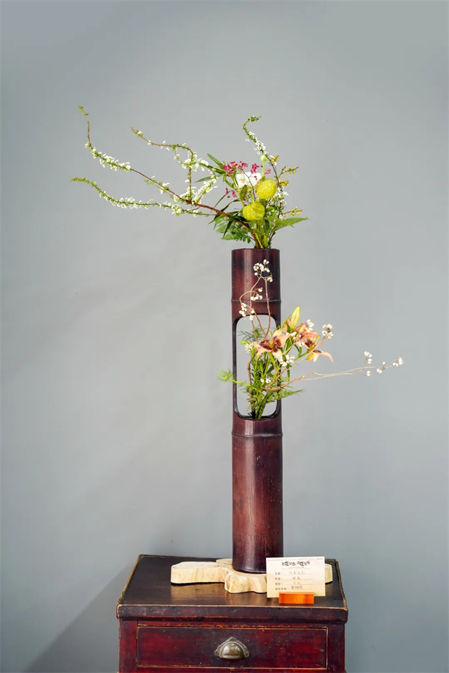 融入王維詩意,百余件清泉般靈動的插花作品亮相成都,備受年輕人青睞 融入王維詩意,百余件清泉般靈動的插花作品亮相成都,備受年輕人青睞