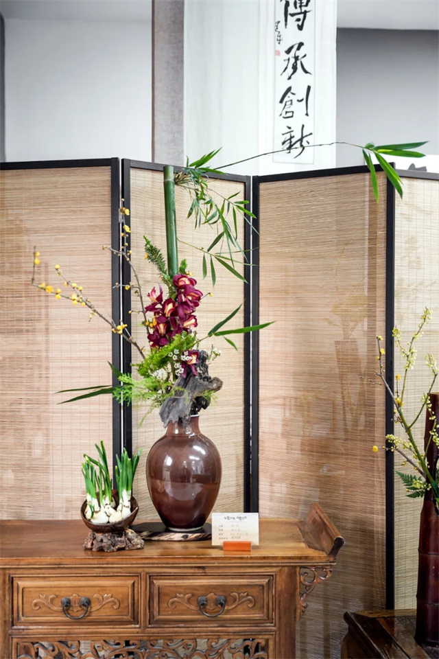 融入王維詩意,百余件清泉般靈動的插花作品亮相成都,備受年輕人青睞 融入王維詩意,百余件清泉般靈動的插花作品亮相成都,備受年輕人青睞