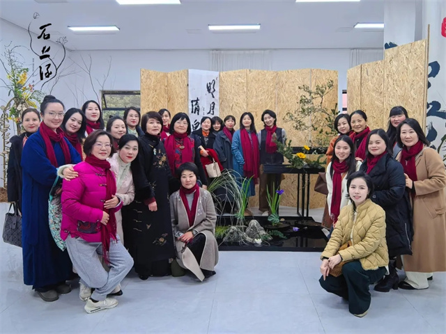 融入王維詩意,百余件清泉般靈動的插花作品亮相成都,備受年輕人青睞 融入王維詩意,百余件清泉般靈動的插花作品亮相成都,備受年輕人青睞