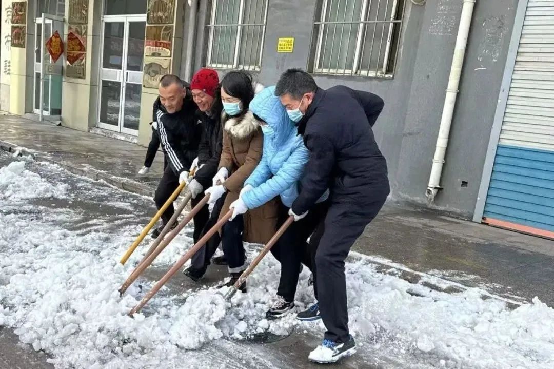 集团广饶公司组织员工扫雪除冰，方便业主、顾客出行