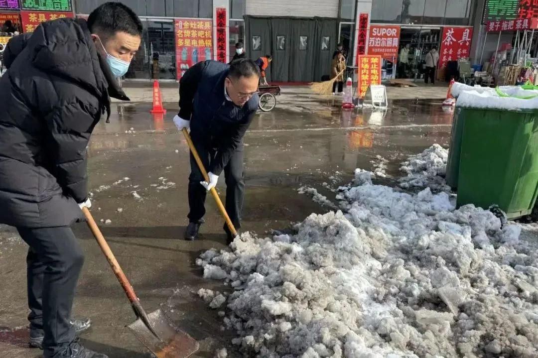 集团广饶公司组织员工扫雪除冰，方便业主、顾客出行