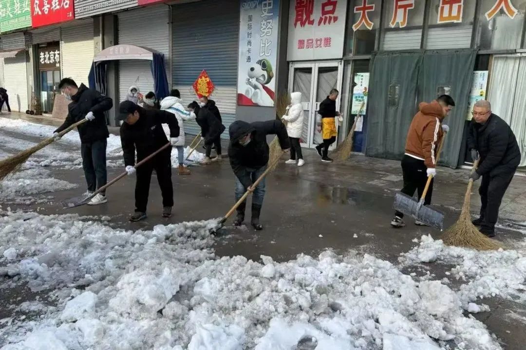 集团广饶公司组织员工扫雪除冰，方便业主、顾客出行