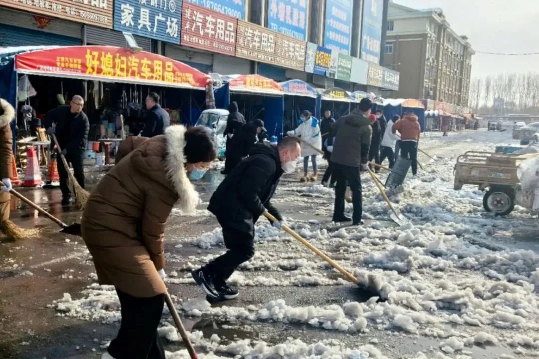 集团广饶公司组织员工扫雪除冰，方便业主、顾客出行