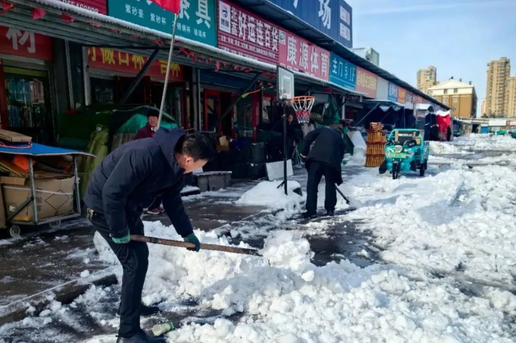 集团广饶公司组织员工扫雪除冰，方便业主、顾客出行