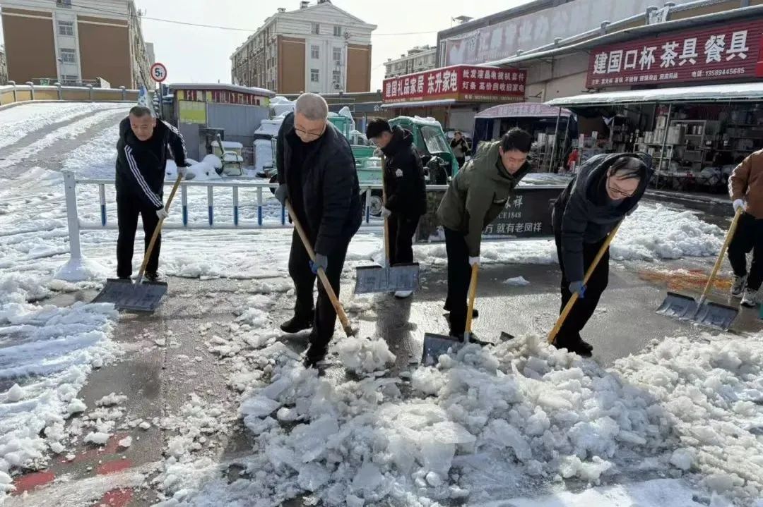 集团广饶公司组织员工扫雪除冰，方便业主、顾客出行